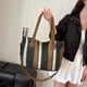 thumbnail image 5 of Bolso de hombro de mujer - Bolso mensajero casual con correa ajustable • Poliéster • 36x28x9cm • Blanco, negro, rojo, amarillo, verde, 5 of 6