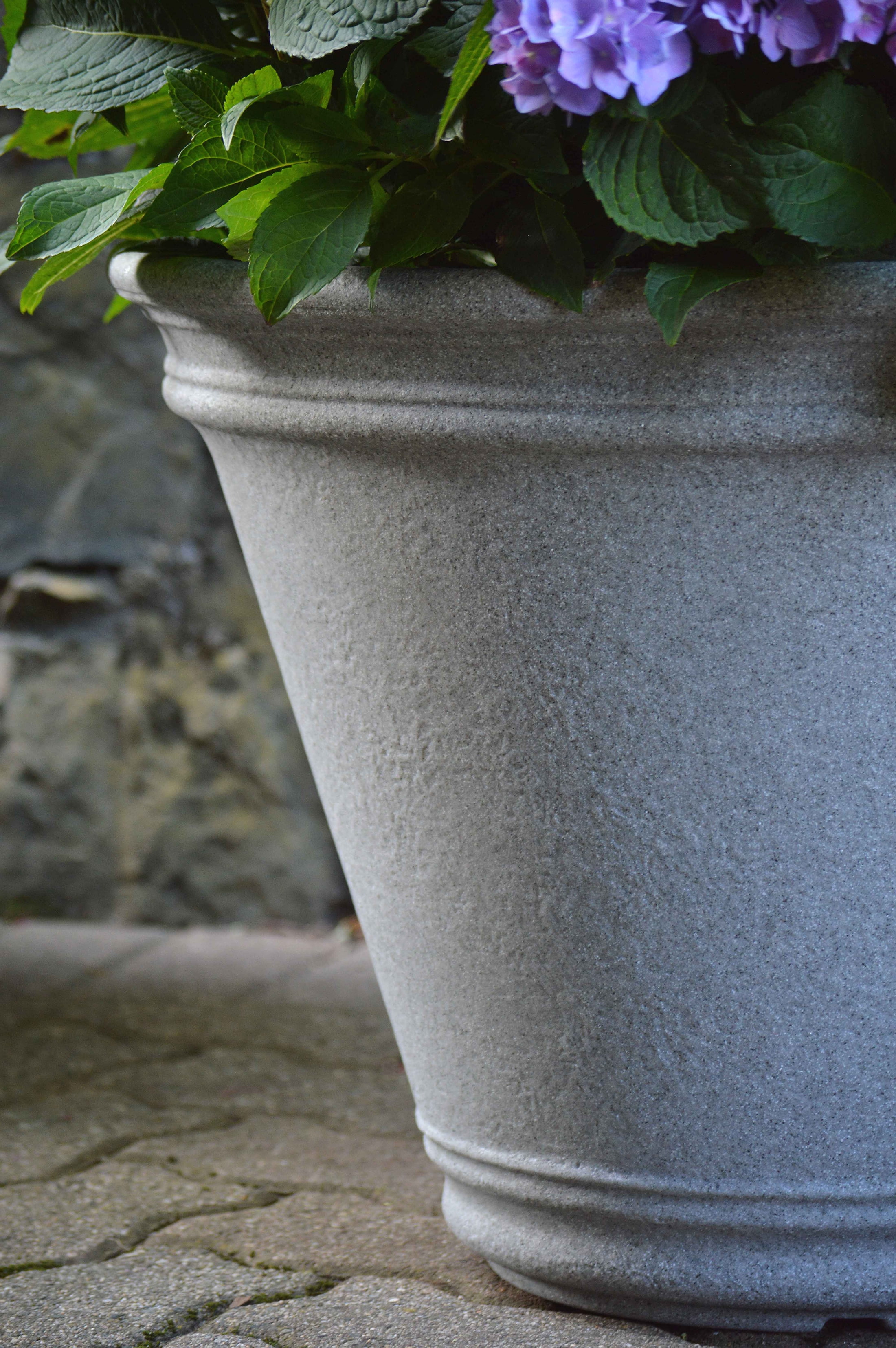 22.5" Milano Large Round Planter. Frost Resistant Polyresin Outdoor Flowerpot Patio Garden