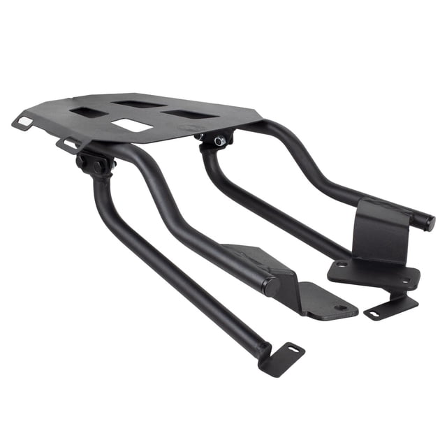 parrilla para moto mach storm 250 color negro m parrilla trasera 3/4 vista, acero anodizado negro con base plana ranurada, soportes tubulares curvados y puntos de montaje; incluye tornillería, capacidad 5 kg, suele usarse para transportar bultos o una maleta ligera.
