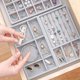 thumbnail image 5 of Caja para anillos Caja de terciopelo gris de 18 celosías + Caja de medio aro y media esponja gris + Caja de terciopelo gris de 6 celosías + Caja de terciopelo gris con plato vacío, 5 of 5