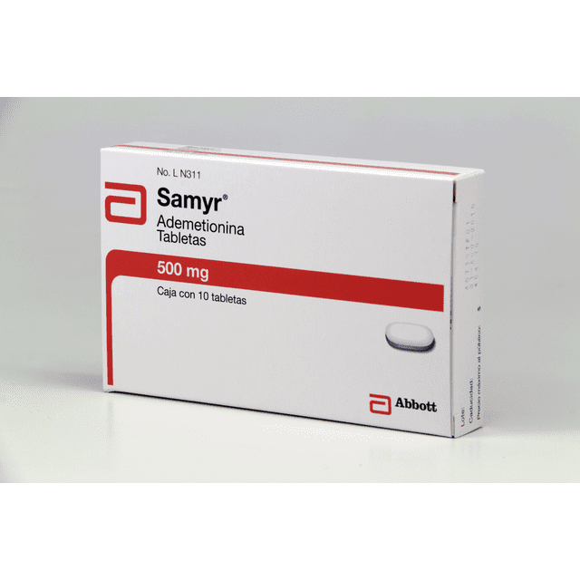 samyr 500 mg 10 tabletas caja frontal, vista 3/4 derecha; caja blanca con banda roja que muestra '500 mg' y texto 'Samyr Ademetionina Tabletas', logotipo Abbott en esquina inferior derecha y leyenda 'Caja con 10 tabletas', fondo neutro de estudio. Medicamento disponible en farmacia y tiendas en línea; la presentación compacta lo hace frecuente en botiquines domésticos para transporte según indicación médica.