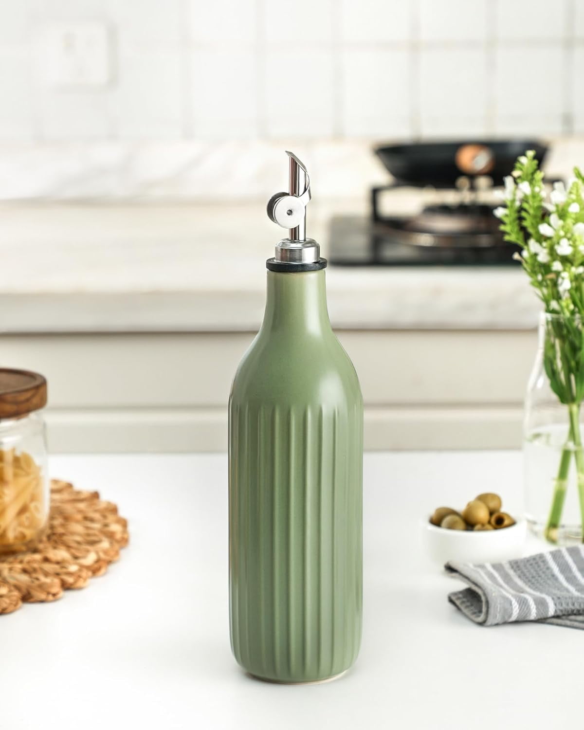 Olive Oil Dispenser Bottle, 19 oz Oil Dispenser for Kitchen and Vinegar Dispenser Bottle, Suitable for Vinegar, Coffee Syrups & Other Liquids, Green