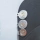 thumbnail image 5 of Marcadores de Pelota de Golf Señoras Mujeres Magnético Moneda Bola Marcador Golf Sombrero Clip Divot Herramienta Fácilmente Conecte a Hat Caps Belt Gl Plata de cuadrícula Soledad Marcador de pelota de golf, 5 of 5