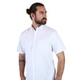 thumbnail image 2 of Camisa Manga Corta Blanca Corte Regular Con Bolsa Para Hombre, 2 of 3