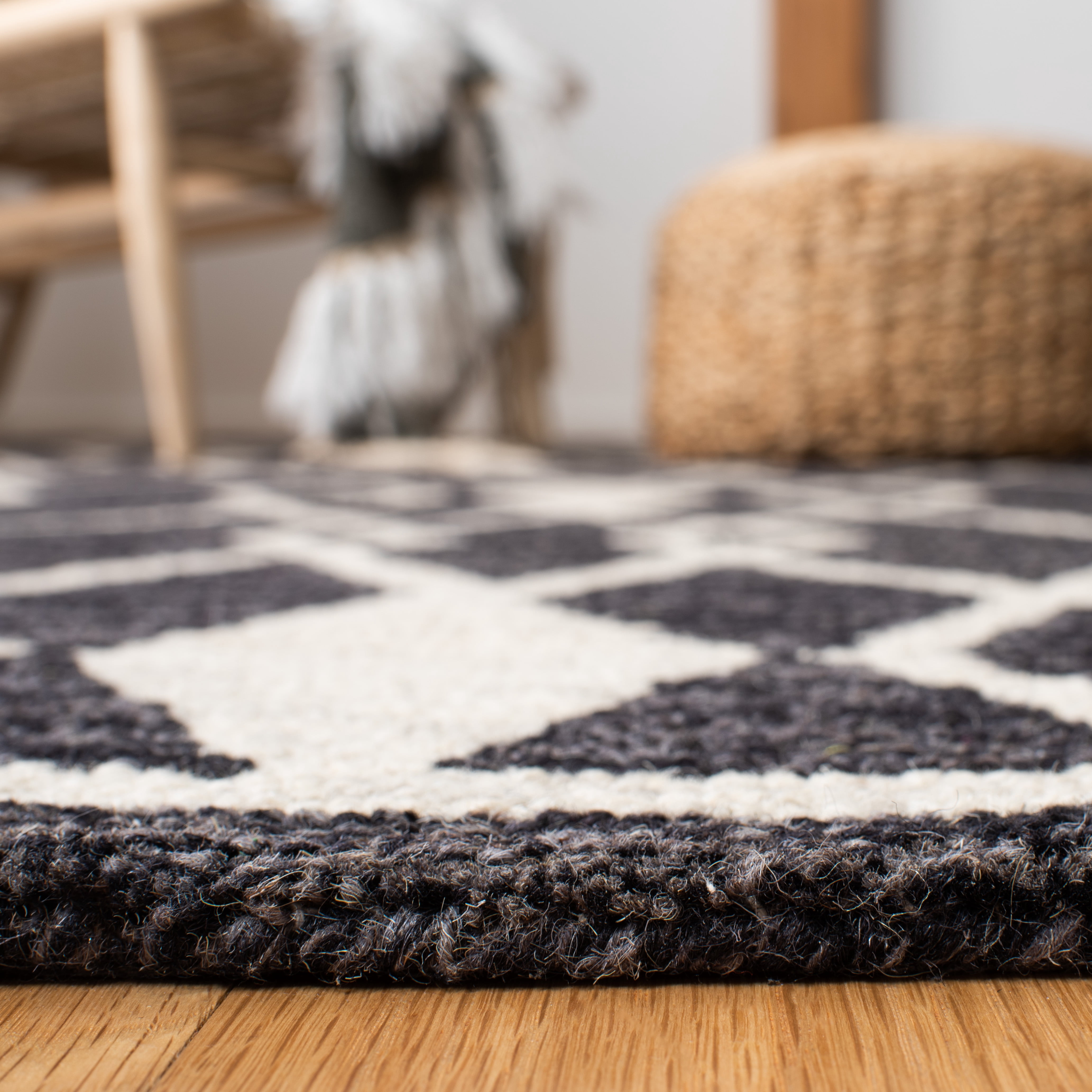 SAFAVIEH Micro-Loop Donella Geometric Wool Area Rug, Charcoal/Ivory, 2'6" x 5'