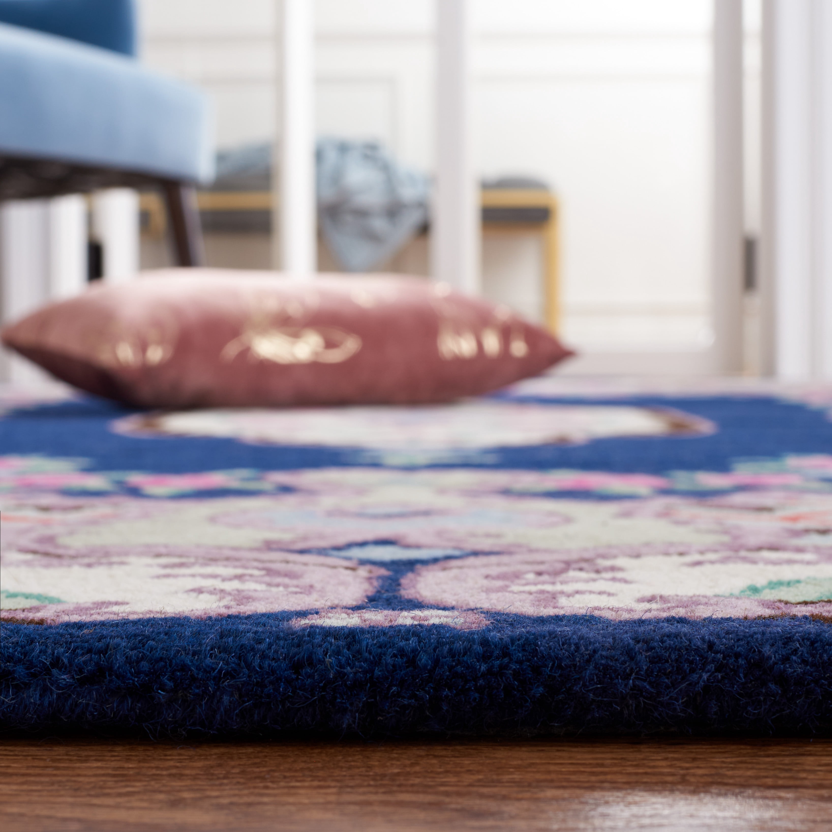 SAFAVIEH Bellagio Chandler Floral Wool Area Rug, Navy/Ivory, 5' x 5' Round