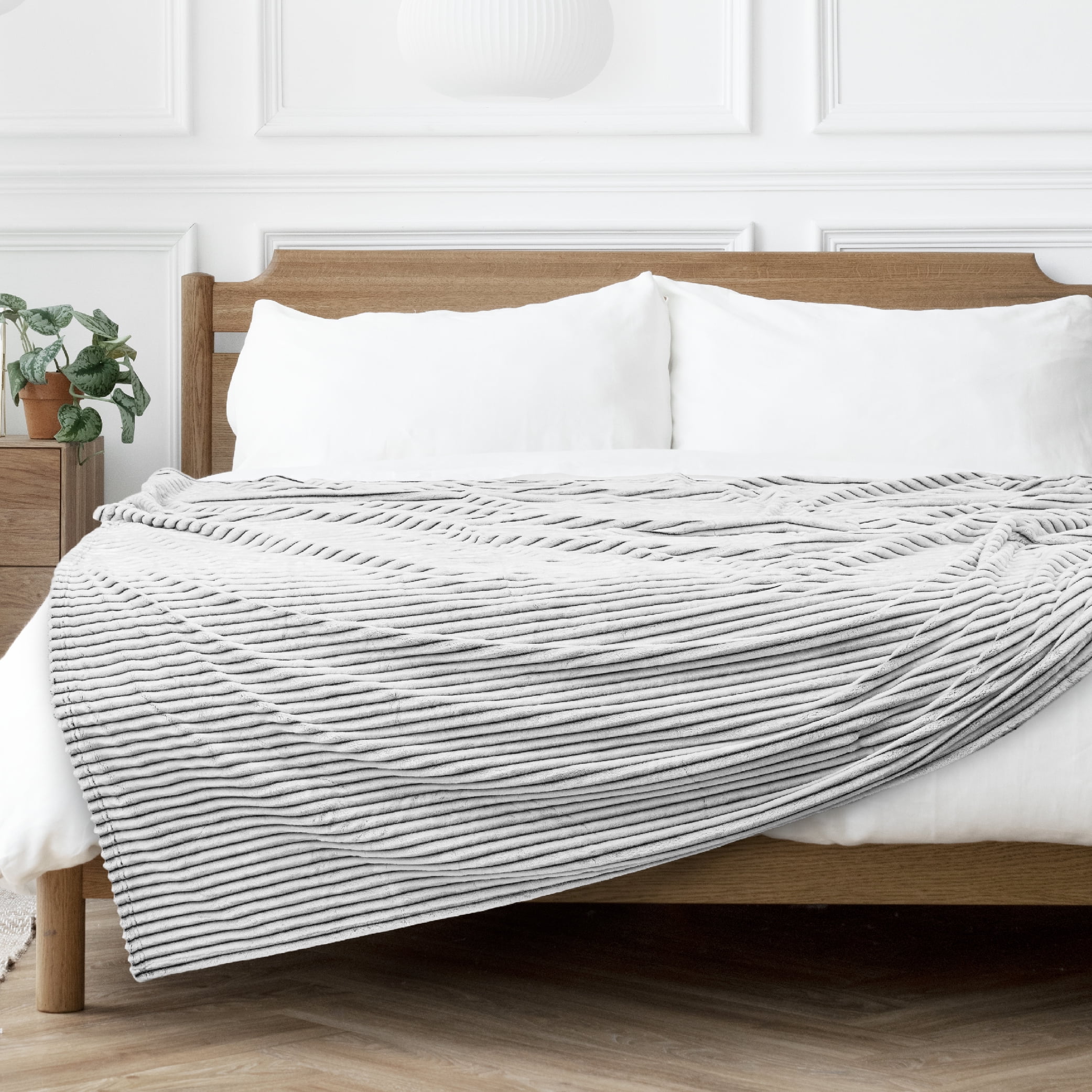 PAVILIA Soft Fleece King Bed Blanket Black and White, Large Fuzzy Plush Flannel Throw, Warm Cozy Ribbed Microfiber Blanket for Sofa Couch, Lightweight Striped Blanket, Black White, 108x90