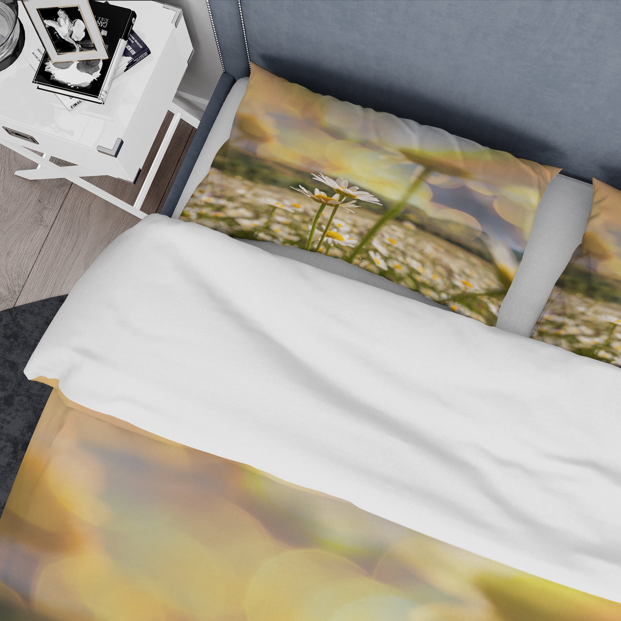 Designart 'Blooming Chamomiles Flowers' Traditional Duvet Cover Set
