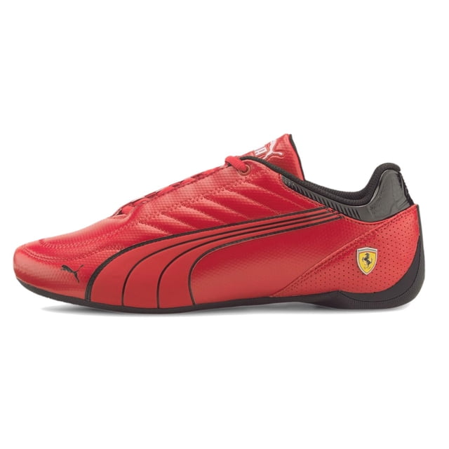 tenis puma ferrari race future kart para hombre 306586-03 rojo 26.5 Perfil lateral derecho de tenis deportivos para hombre, silueta baja en rojo con banda PUMA en negro y escudo Ferrari en el talón; empeine de cuero sintético con costuras visibles, cierre de cordones con ojal cubierto y suela de goma de perfil bajo con dibujo de tracción. Modelo viene reducido; se recomienda pedir media talla más grande. A menudo usado por aficionados al automovilismo urbano.