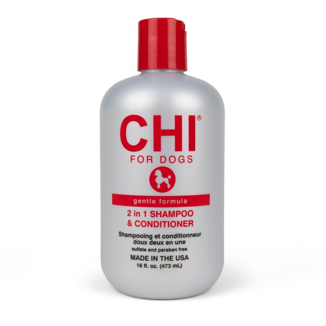 champú y acondicionador chi for dogs gentle 2 en 1 473 ml botella frontal plateada con tapa roja, logo CHI y texto '2 in 1 shampoo & conditioner', indica 16 fl. oz. (473 ml); envase para cuidado del pelaje canino con fórmula suave y pH equilibrado según etiqueta, también adecuado para llevar en viajes de corta duración.