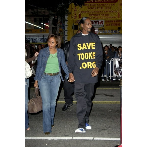 Guest, Snoop Dogg At Arrivals For Get Rich Or Die Tryin' Premiere, Grauman_S Chinese Theatre, Los Angeles, Ca , November 02, 2005. Photo By Michael GermanaEverett Collection Celebrity