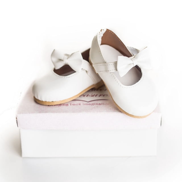 THE QUEEN'S TREASURES 18 Inch Doll Clothing Shoes, White Dress Shoes with Bow Detail & Authentic Shoe Box, Compatible for Use with American Girl Dolls and Clothes