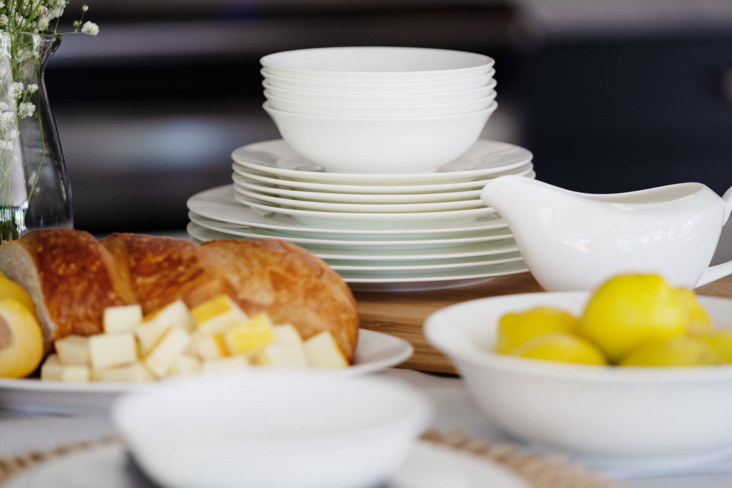 10 Strawberry Street Round Rim Fine Bone China 32-Piece Dinnerware Set