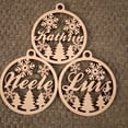 thumbnail image 2 of Adornos de árbol de Navidad personalizados con copos de nieve, decoración navideña de madera, colgante, bola navideña con nombre cortado con láser, regalo de Navidad, 2 of 5