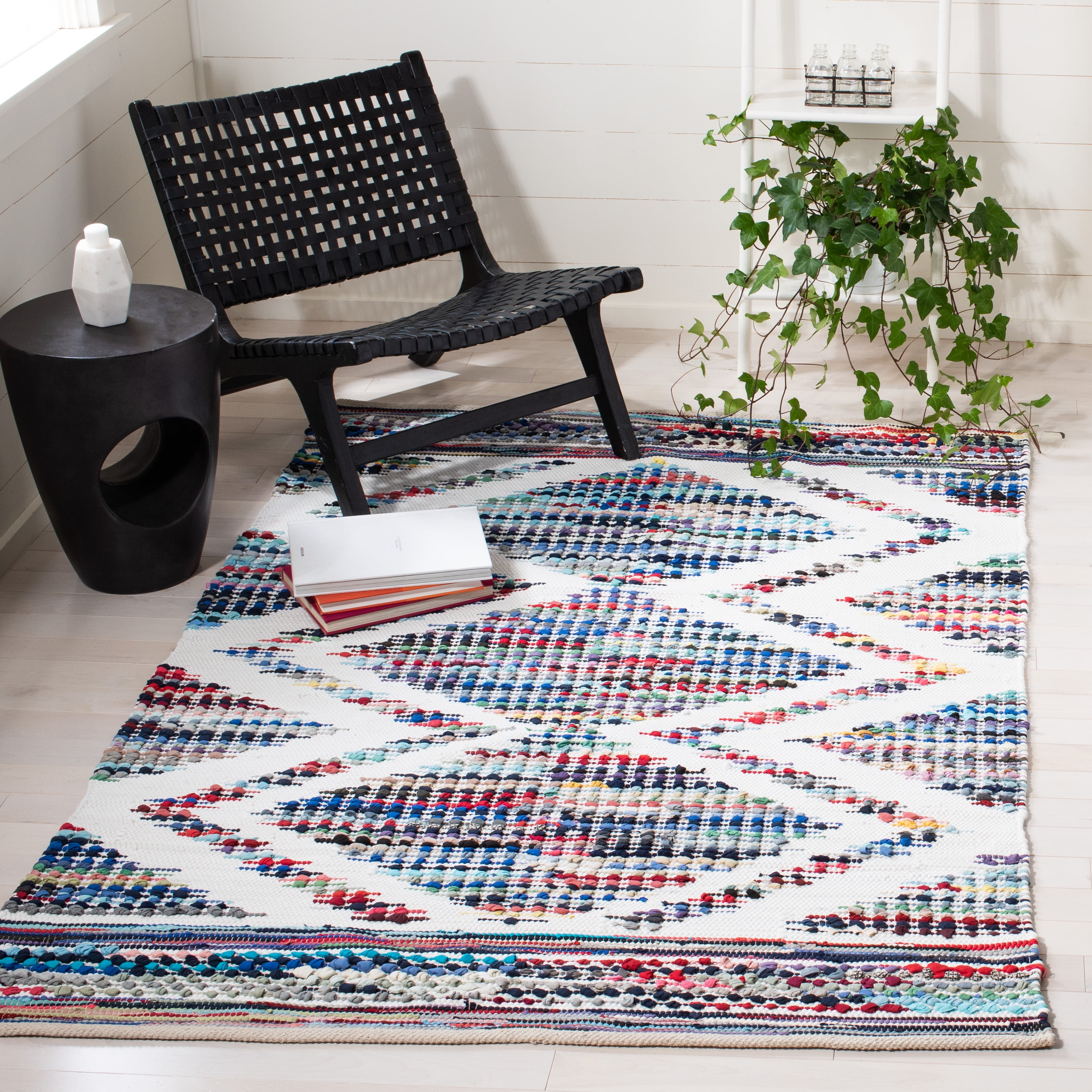 SAFAVIEH Montauk Rayen Diamond Area Rug, Ivory/Blue, 4' x 6'
