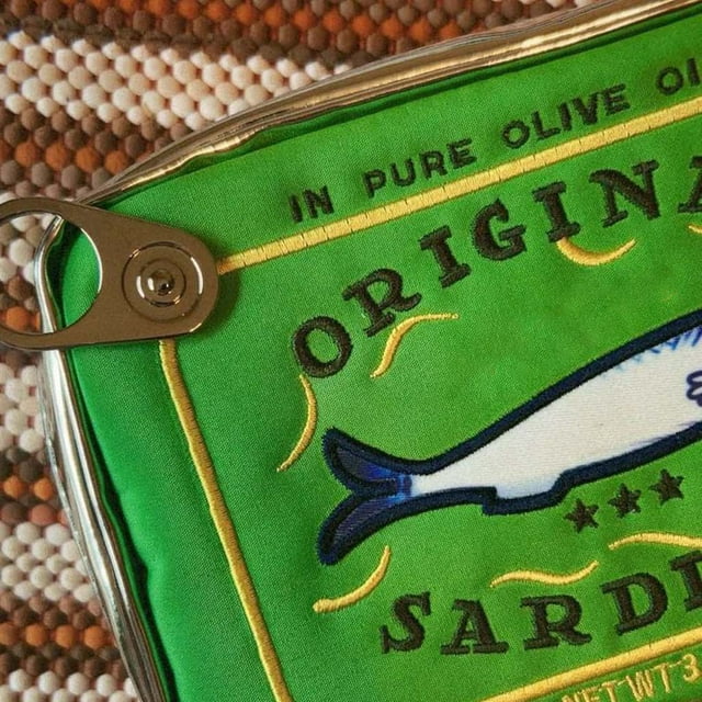 Fiudx Bolsa de Sardinas, Elegante Estuche para Cosméticos Bordado, Espacioso Necceser de Viaje, Elegante Estuche para Maquillaje con Estampado de Peces, Ideal para Uso Diario, Ideal Como Regalo, Mate
