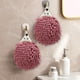 thumbnail image 4 of Bolas colgantes de toalla de manos de chenilla | Pack de 3 microfibras super absorbentes | Toallas suaves de secado rápido para baño de cocina con lazo colgante | Rosa, rojo, amarillo, gris verde,, 4 of 7