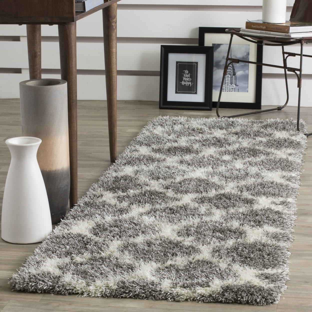 SAFAVIEH Montreal Lennart Geometric Quatrefoils Shag Area Rug, Grey/Ivory, 4' x 6'