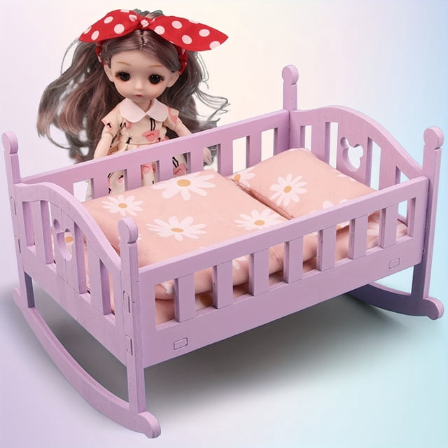 HLONK Ensemble de Jeu de Maison de Poupée en Bois avec Mini Poupée XYMTOY Mobilier de Jeu de Rôle Jouet pour Garçons et Filles Comprend un Lit à Bascule et une Poupée Convenant aux Âges 3+