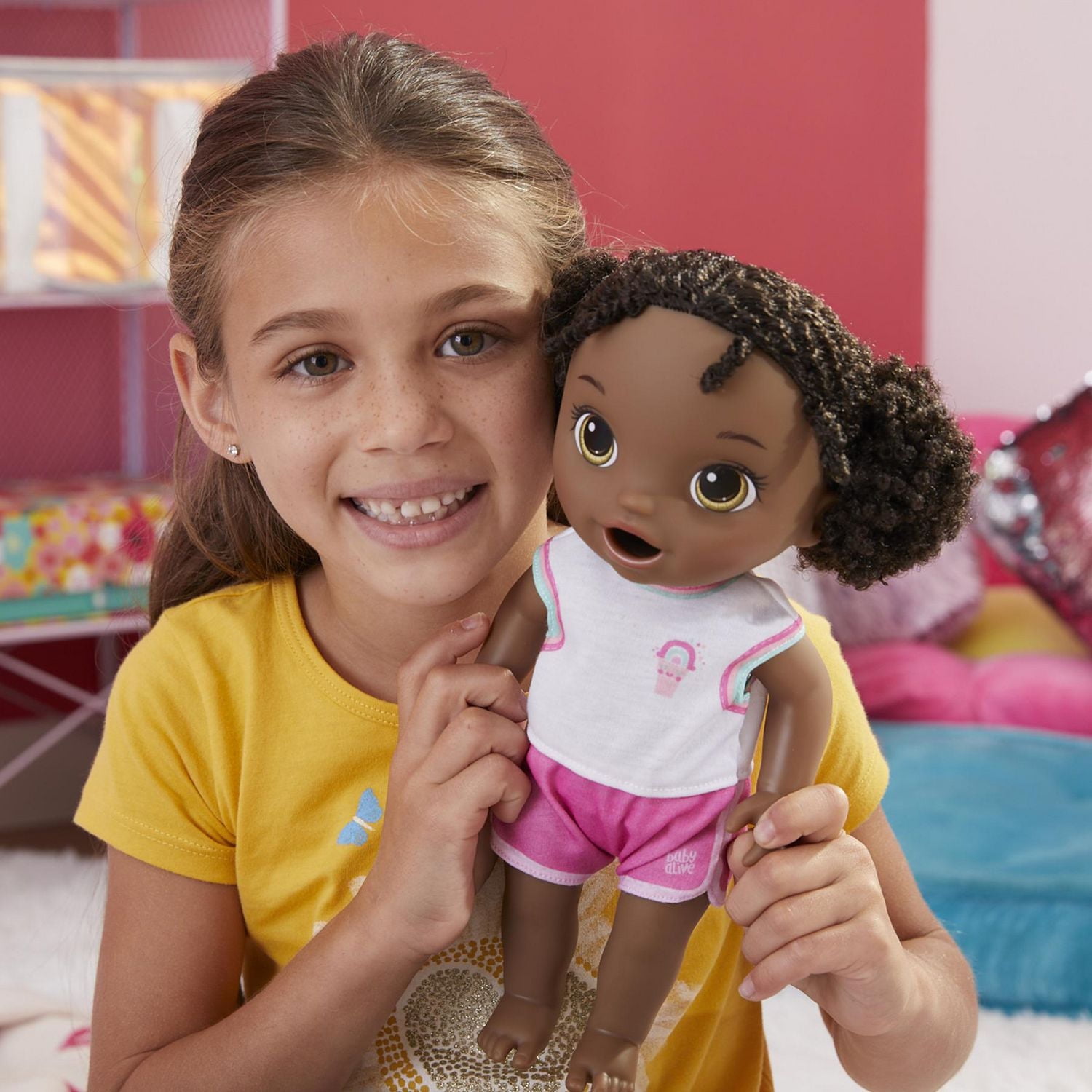 Baby Alive Poupée en patins à roulettes, cheveux noirs