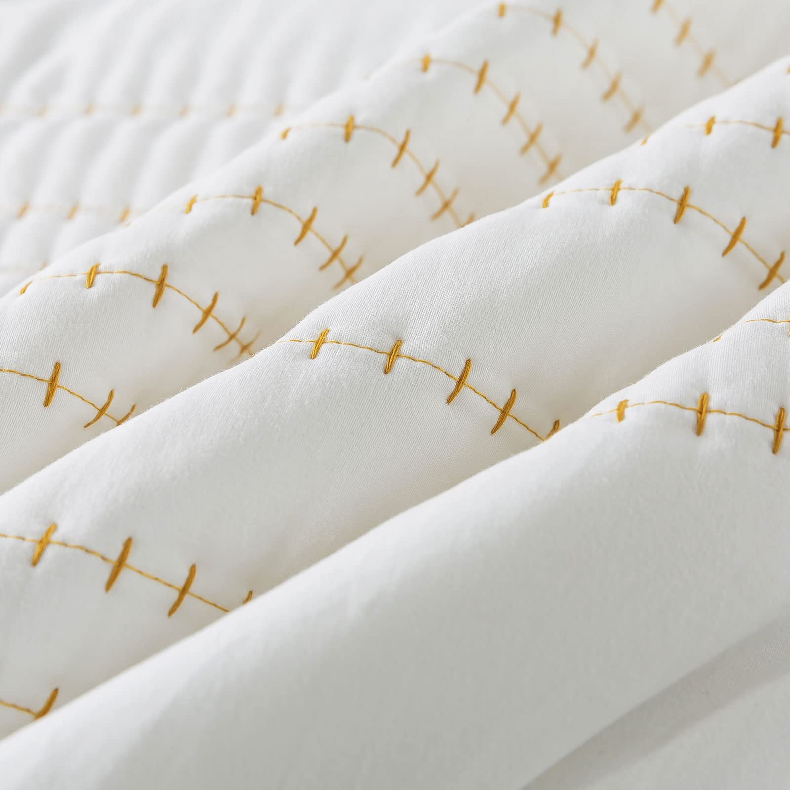 Greagle 3-Piece Queen Size Quilt Set, Lightweight Summer Wabisabi Modern Beige Strip Cross, White