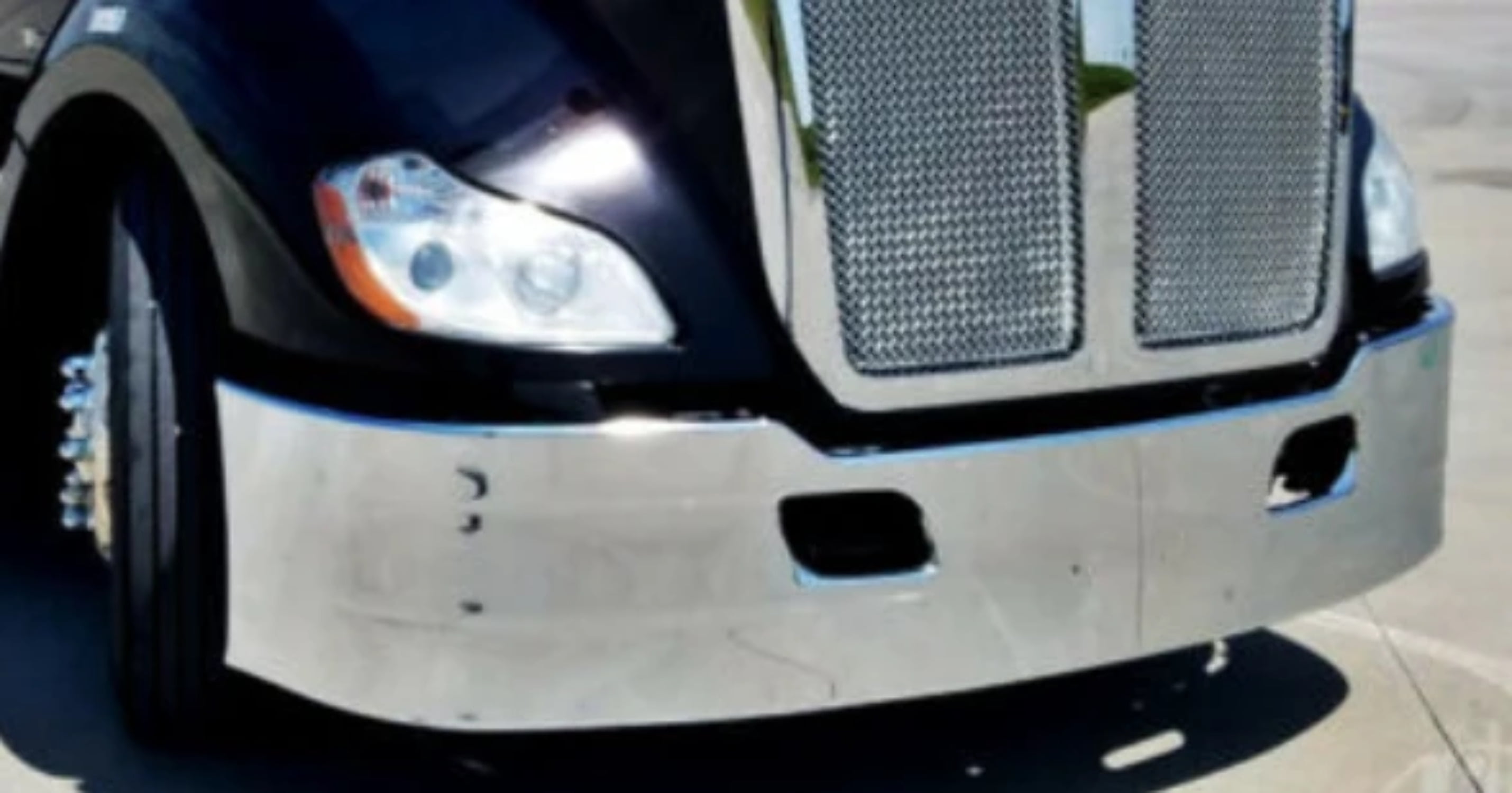 NO SHIPPING / KENWORTH T680 CHROME BUMPER 17 / PICKUP ONLY