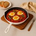 thumbnail image 4 of Chuck Hughes Poêle à Frire Ronde en Fonte 26 cm – Poêle Pré-Assaisonnée avec Poignée d'Assistance, Poêle de Cuisson Robuste pour l'Intérieur et l'Extérieur pour Viandes, Légumes et Plats de Déjeuner (Blanc Oie des Neiges), 4 of 5