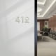 thumbnail image 3 of Placas de números acrílicas autoadhesivas plateadas de 10 cm | Decoración moderna pulida y duradera con estilo grabado 3D | Señales para paredes de casa u oficina personalizables y con estilo, 3 of 6