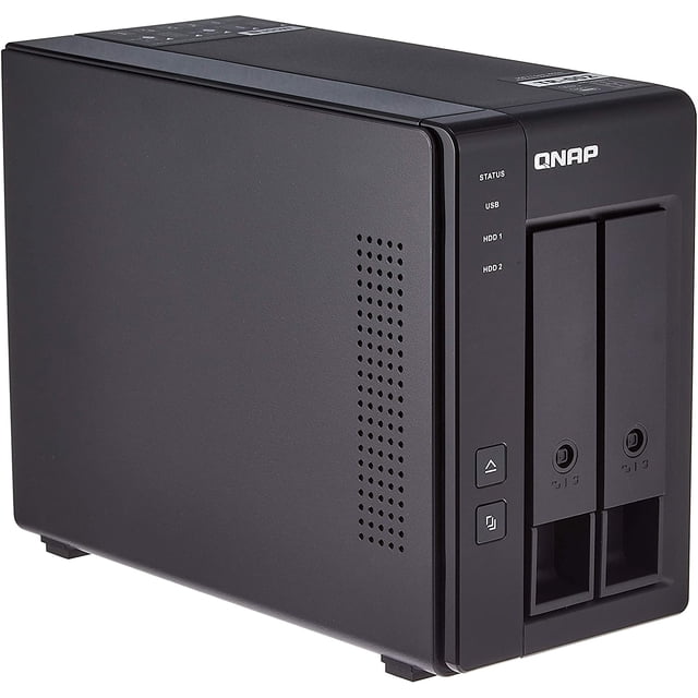 qnap gabinete de 2 bahias 3.5" sata hdd USB 3.1 Gen2 10Gbps TR-002 Vista frontal en 3/4 de chasis torre negro con dos bandejas de 3.5" sin discos y bloqueo, indicadores LED (Status, USB, HDD1, HDD2), puerto Type-C y ventilación lateral. Diseño compacto compatible con PC, Mac y Linux; a menudo usado para backups multimedia y almacenamiento personal o empresarial.
