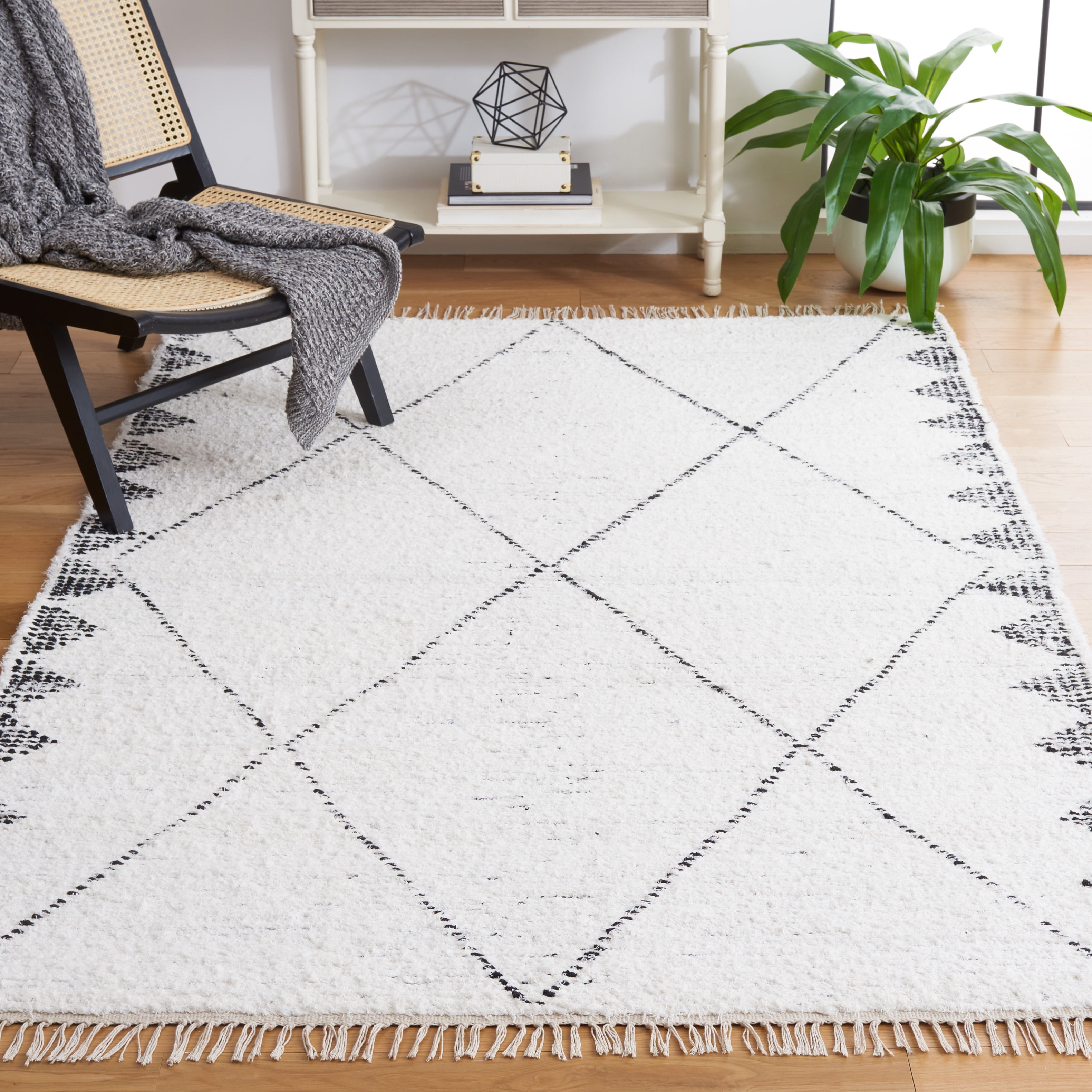 SAFAVIEH Casablanca Alayna Diamond Cotton Area Rug, Ivory/Black, 5' x 8'