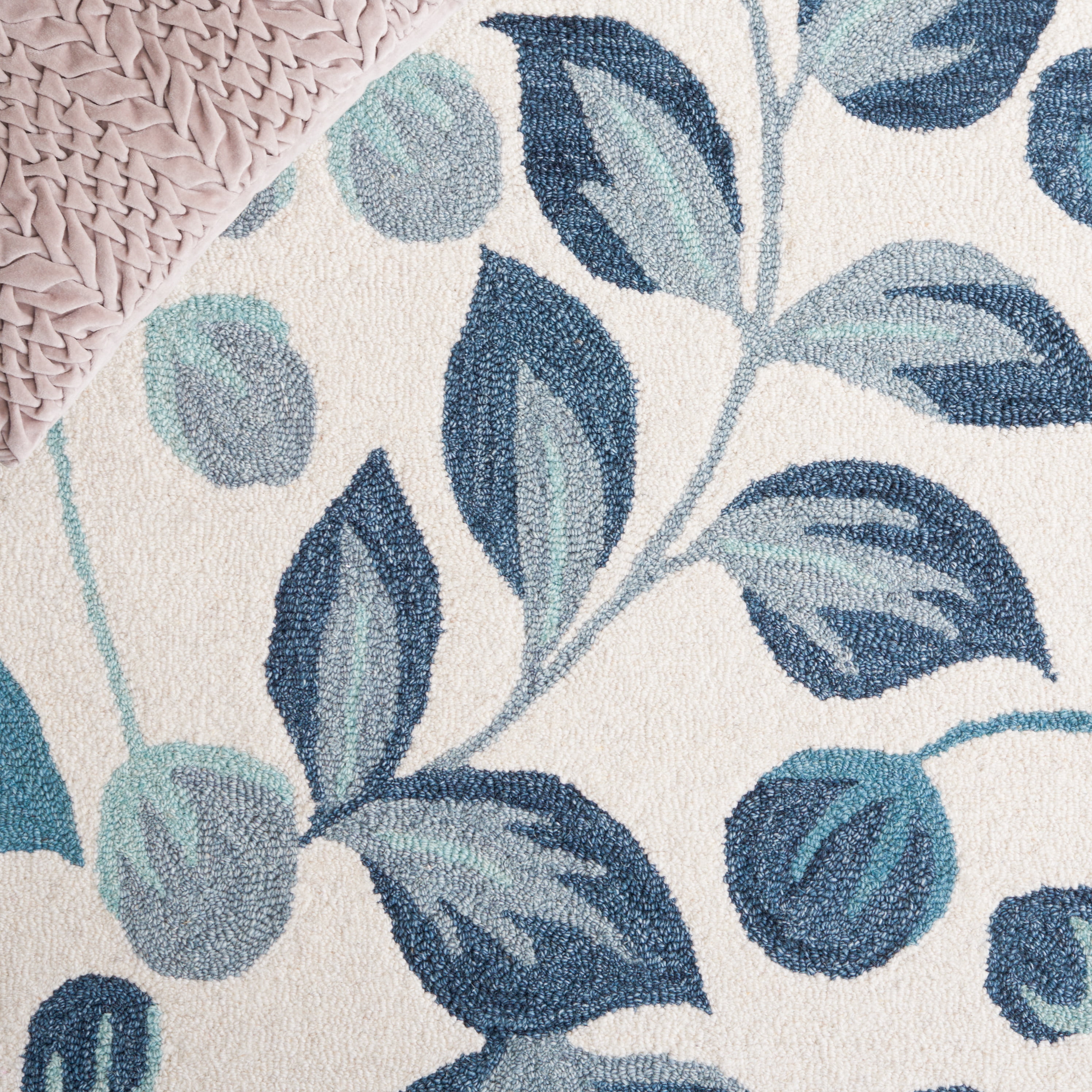 SAFAVIEH Jardin Quinton Leaves Area Rug, Ivory/Blue, 4' x 6'