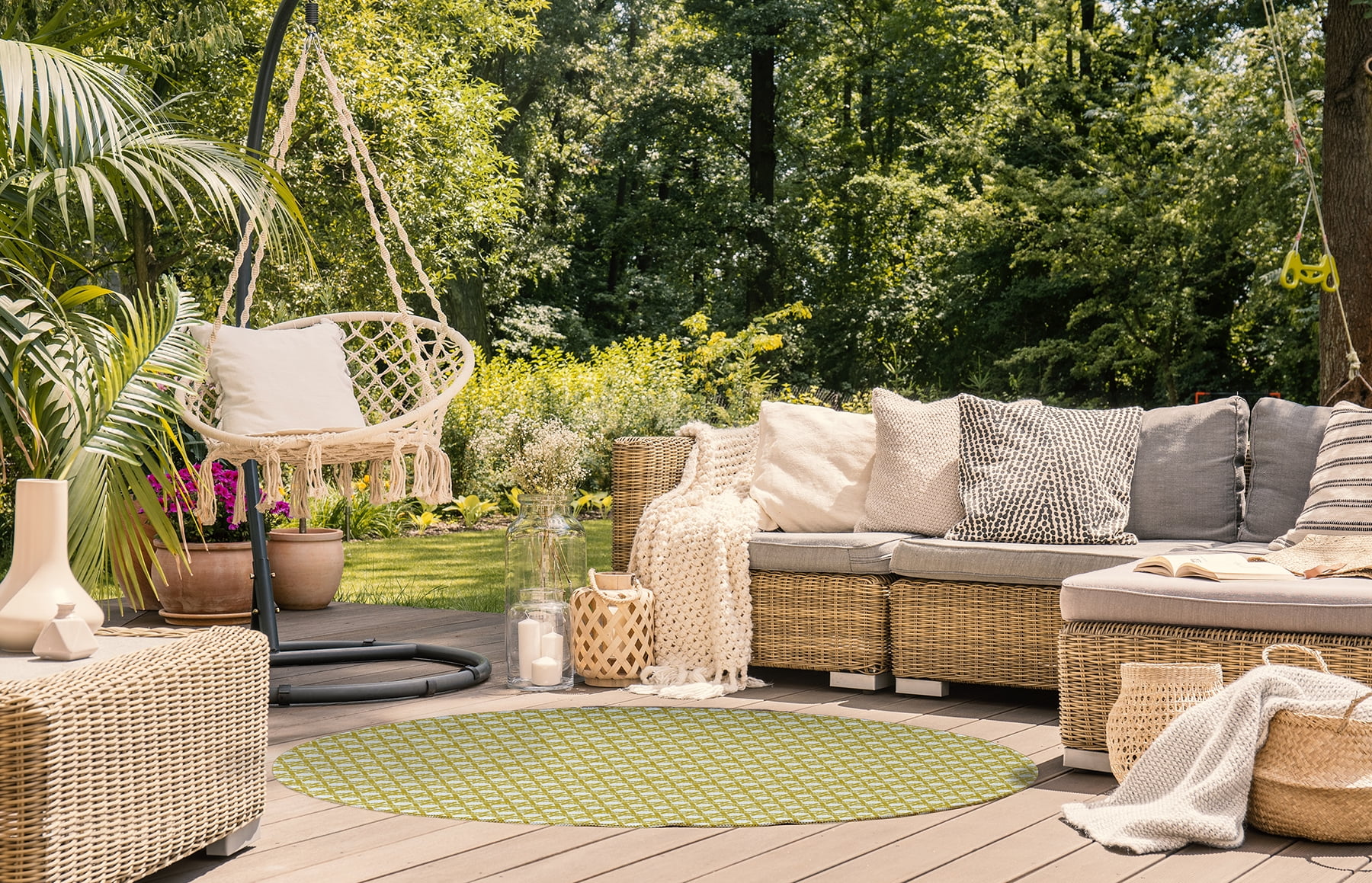 Simply Daisy 5' round Mustard Rattan Geometric Indoor/outdoor Rug