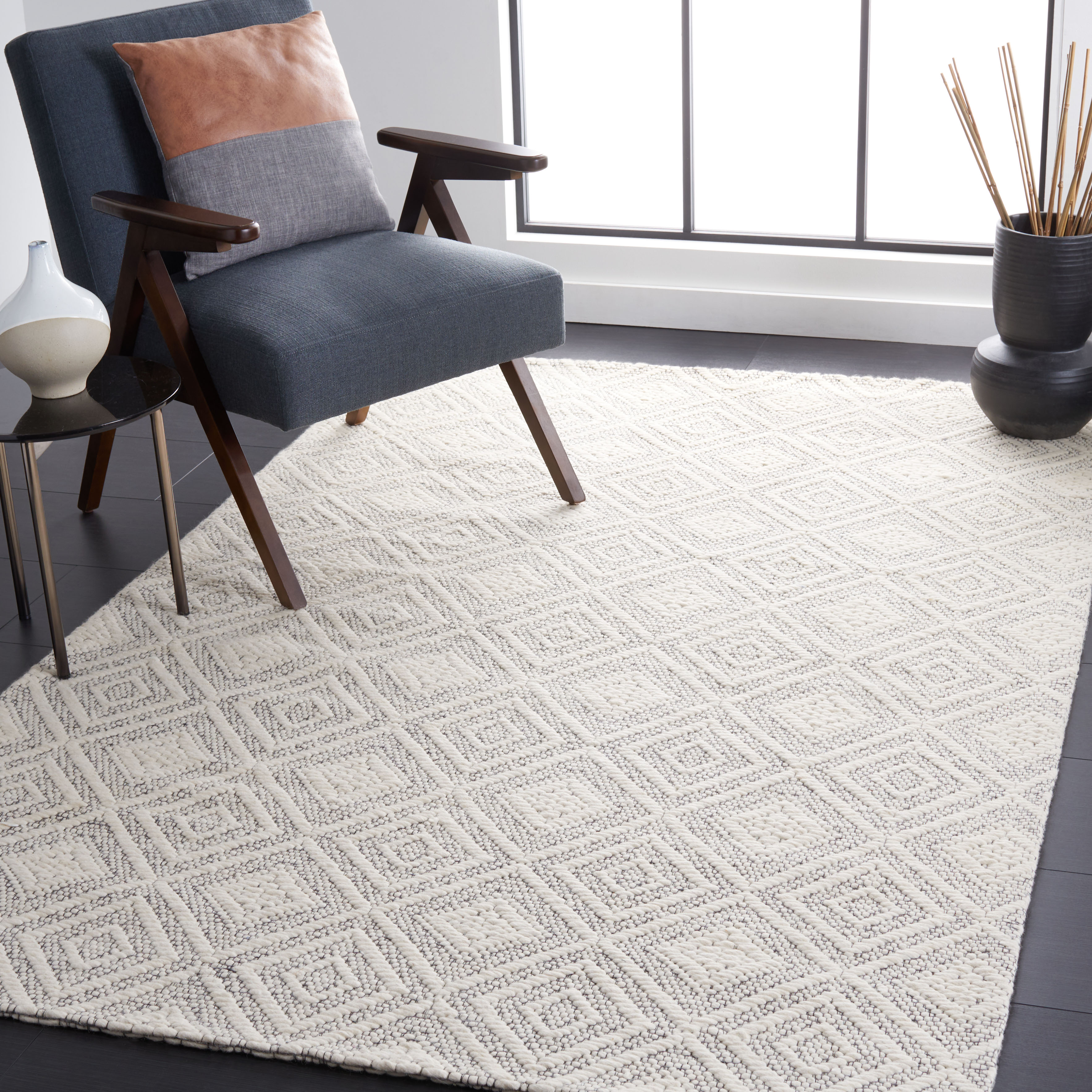 SAFAVIEH Marbella Iairos Diamond Area Rug, Ivory/Black, 4' x 6'