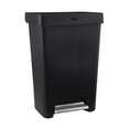 thumbnail image 1 of Bote de basura Rubbermaid Step-On de 46.9 litros con tapa negra para el hogar, 1 of 7
