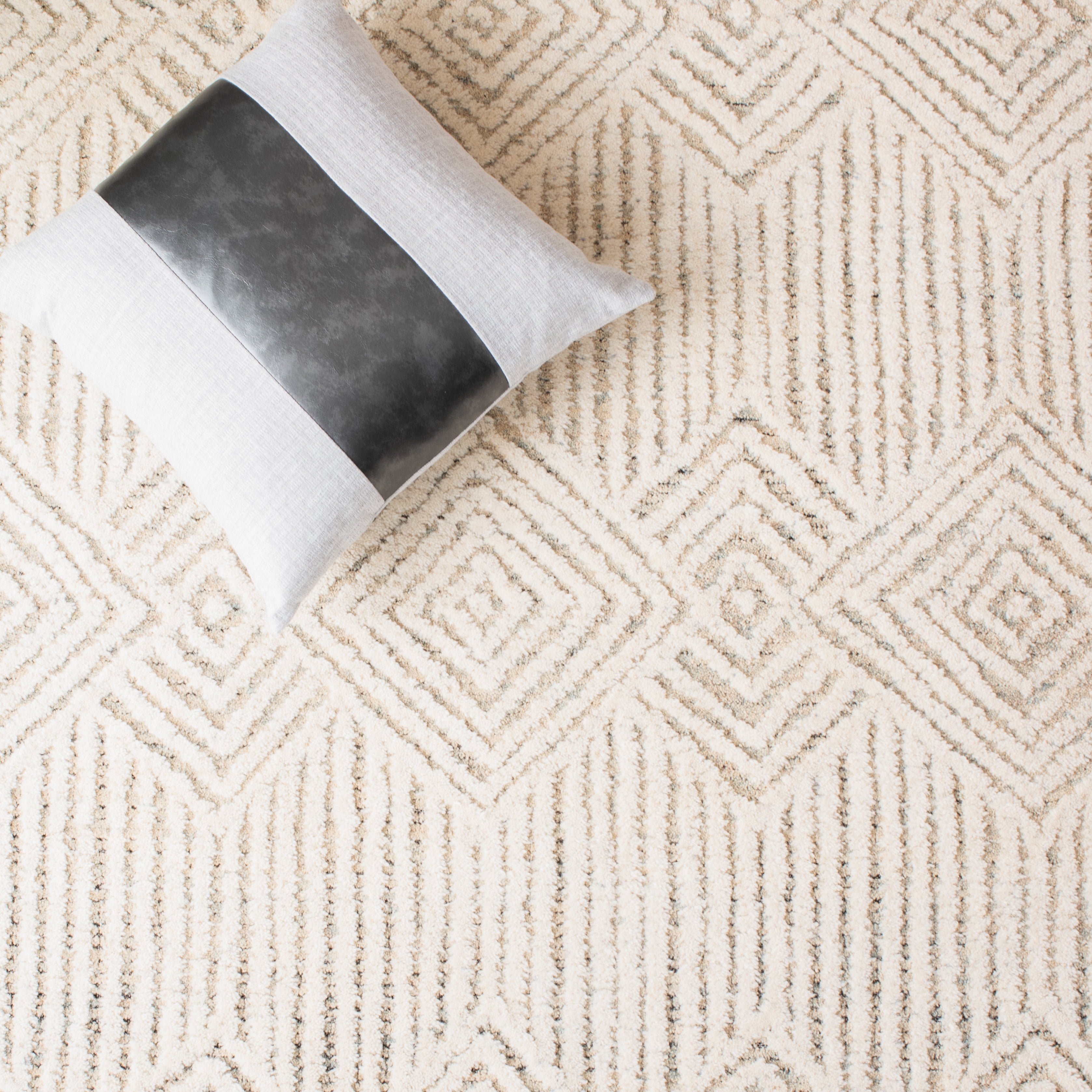 SAFAVIEH Metro Rosalin Diamond Area Rug, Beige/Ivory, 8' x 10'