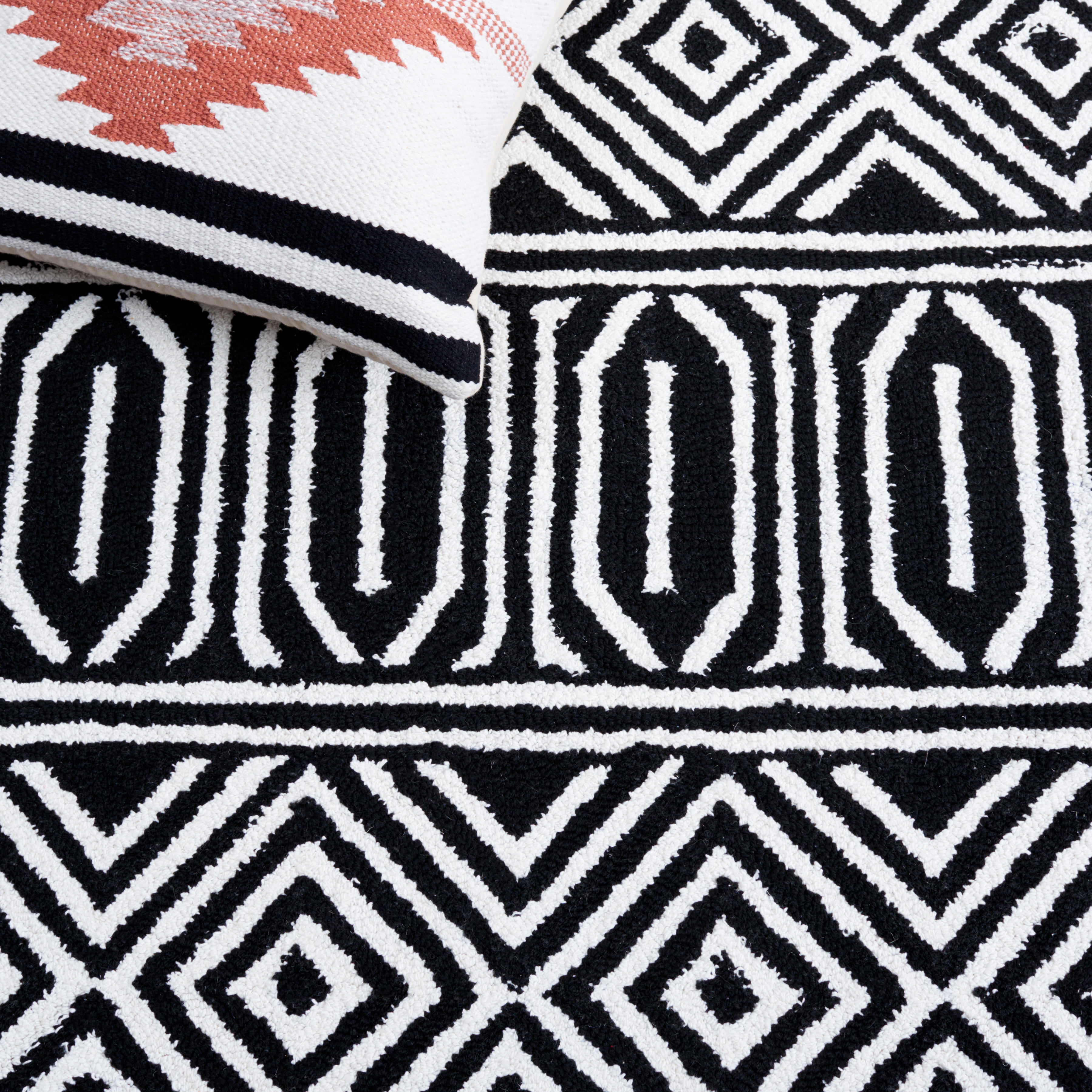 SAFAVIEH Capri Moira Southwestern Area Rug, Ivory/Black, 4' x 6'