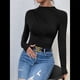 thumbnail image 4 of Camiseta Informal de Larga con Cuello Alto y Fruncido para Mujer, Corte Entallado y Color Liso Negro L, 4 of 10