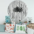 thumbnail image 1 of Designart - Feuille Tropicale Noire et Blanche sur Rayée III - Art Mural Rond en Métal Moderne, 1 of 5