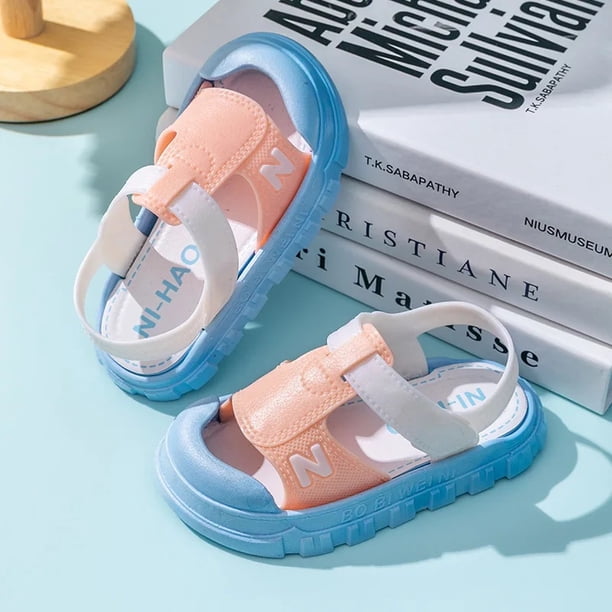 Nuevas zapatillas para niños, sandalias antideslizantes de verano con fondo suave y dibujos animados para bebés, uso doméstico en interiores para niños y niñas