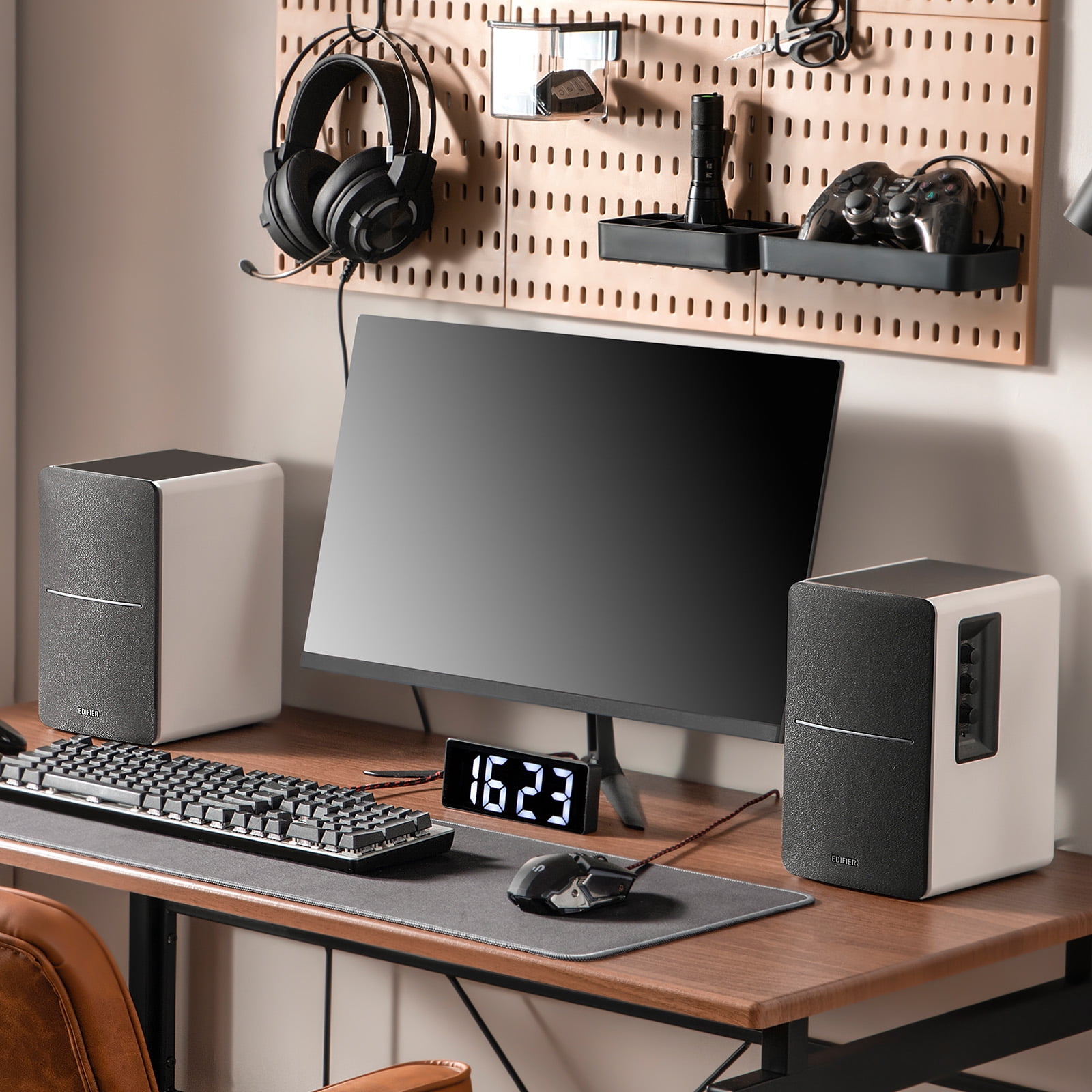 Restored Edifier R1280DB Powered Bluetooth Bookshelf Speakers - Optical Input - White (Refurbished)