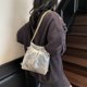 thumbnail image 3 of Mochila ligera de lujo de alta gama con plisado, sencilla, con cadena de diamantes, versátil, para mujer, nueva moda 2025, bolso bandolera, 3 of 5