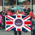 thumbnail image 4 of Muyoka Bandera de Union Jack grande de 90x150 cm con 2 ojales de metal Banderas nacionales del Reino Unido de colores vivos La reina 70 a帽os gloriosos Bandera de jubileo Bandera de jubileo de platino, 4 of 6