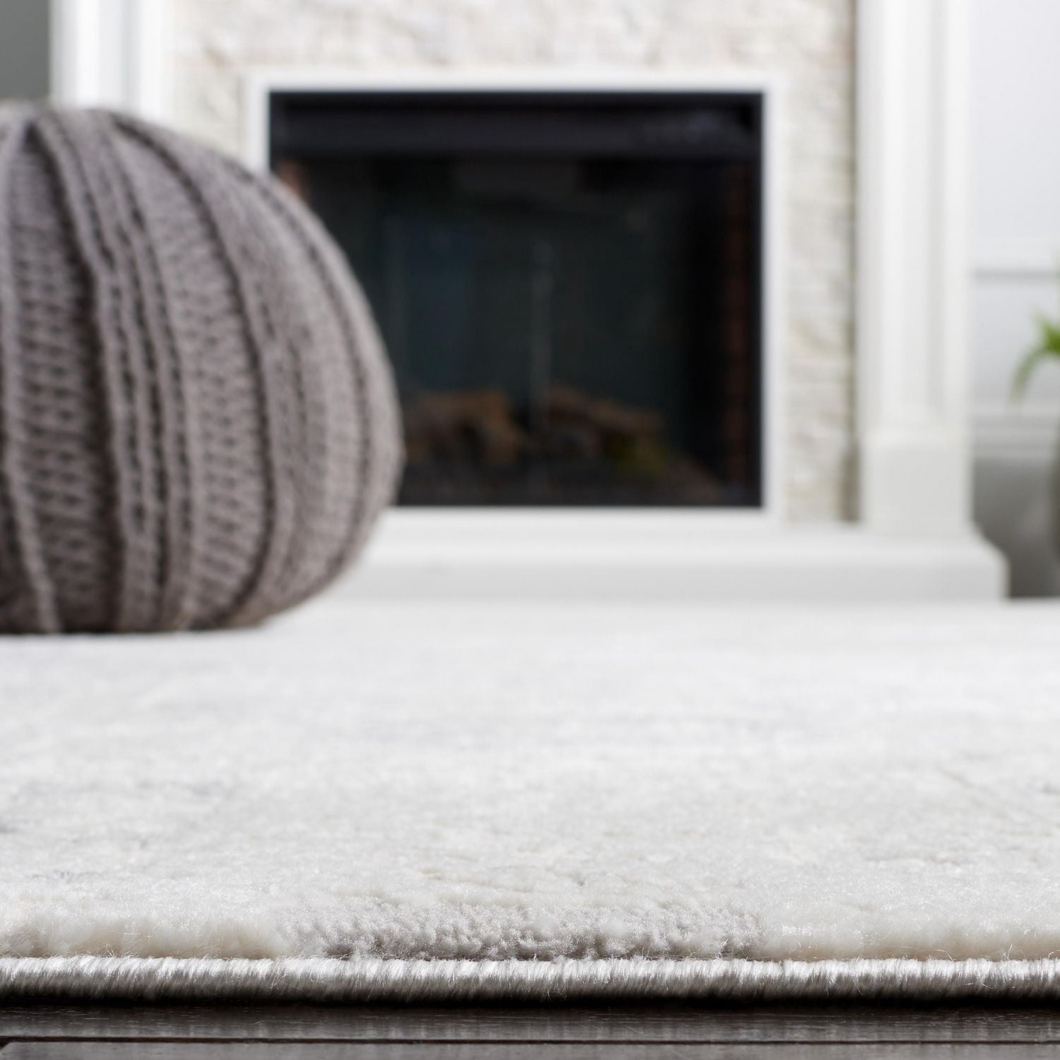 SAFAVIEH Hanna Lynna Diamond Area Rug