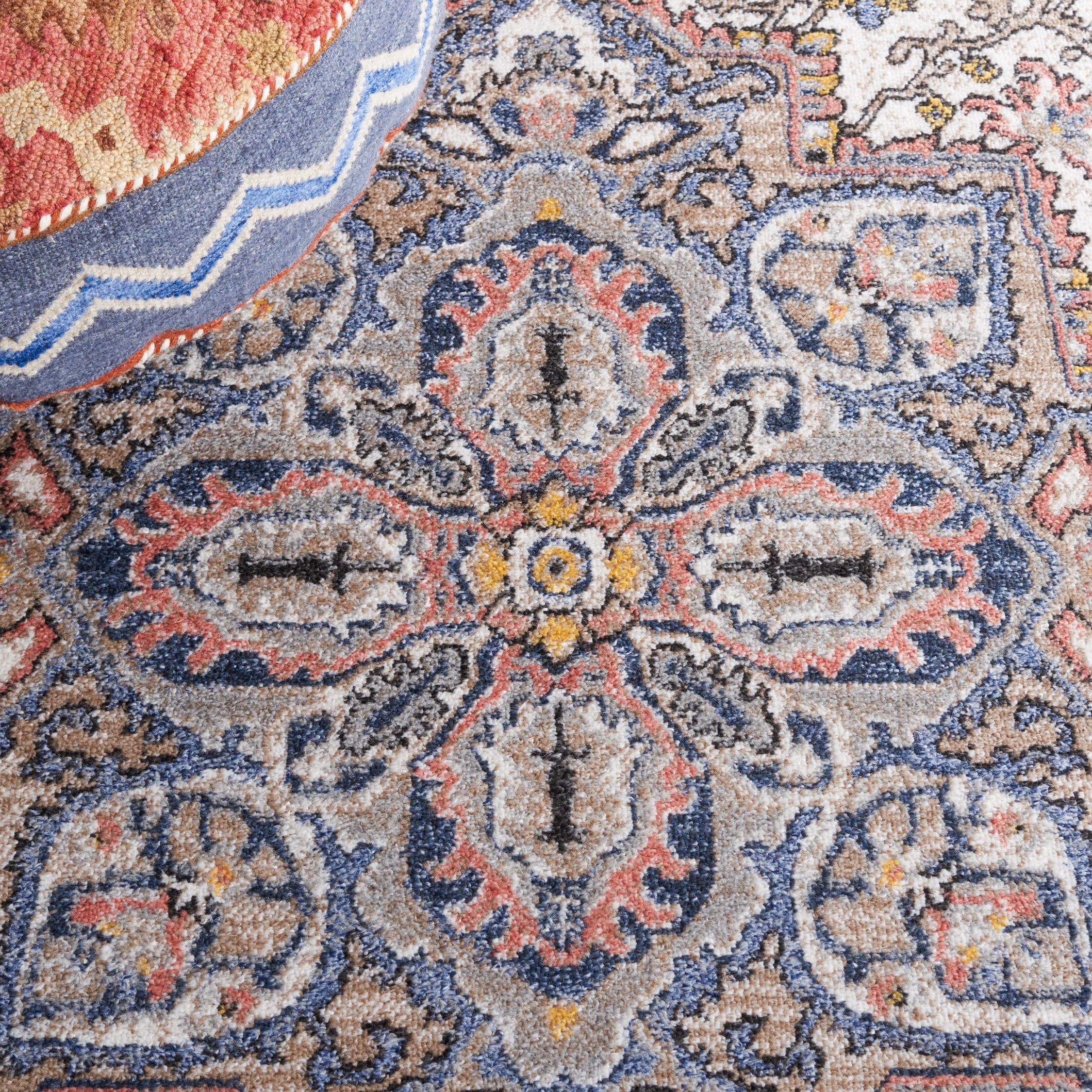 SAFAVIEH Astoria Tobin Traditional Area Rug, Ivory/Beige, 4' x 6'