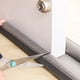 thumbnail image 1 of Tira de sellado inferior para puerta de vidrio de casa, tira adhesiva autoadhesiva para puerta y ventana, antirrobo e insonorizada, resistente al agua y al polvo, 1 of 4