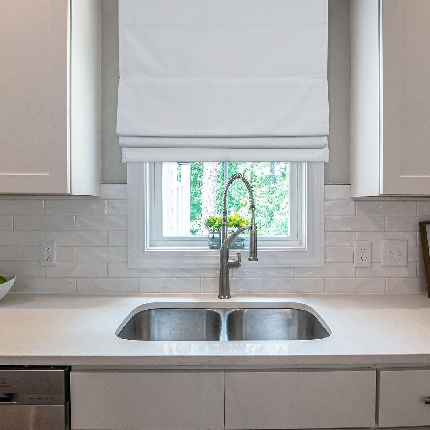 Versailles' Octavia Cordless Roman Shades (27in x 63in)