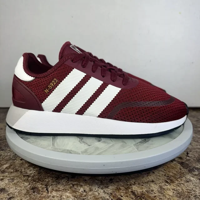 adi - das shoes mens size 7.5 n-5923 red burgundy mesh running originals trainers zapatilla para hombre talla 7.5 N-5923, vista lateral centrada en malla burdeos con tres franjas blancas, suela blanca y texto dorado en el costado.