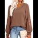 thumbnail image 1 of Blusas de Mujer con Cuello en V, Larga, Encaje, Elegantes, Informales, Modernas, de Gran Tamaño. Color Café M, 1 of 7
