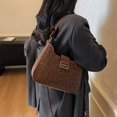 thumbnail image 3 of Bolso Bandolera Ante Sintético Leopardo para Mujer (Café), 3 of 9