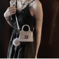 thumbnail image 3 of Bolso texturizado Bolso de mujer Bolso de hombro mini de moda Bolso cruzado elegante Bolso cuadrado pequeño, 3 of 6